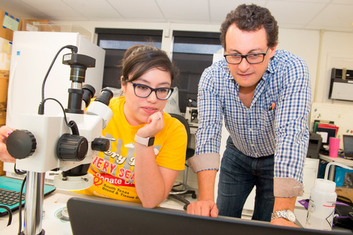 Rodolfo-and-student-at-microscope.jpg